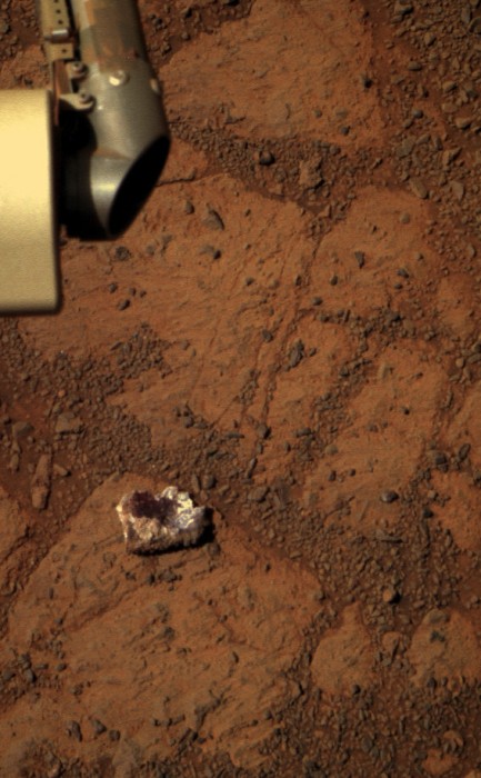 Immagine della roccia comparsa vicino al rover Opportunity. Credit: NASA/JPL