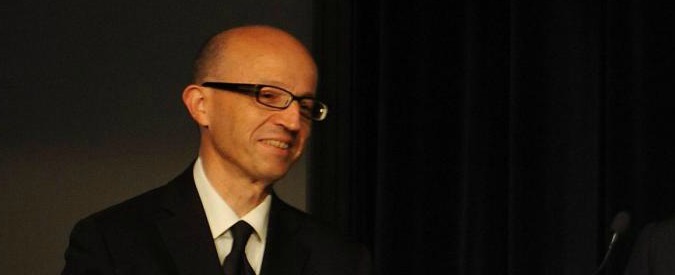 Ex sindaco di Assisi, a maggio 2015 era candidato di tutta la destra, da Meloni a Ncd, per le regionali, ma non riuscì a battere il Pd. Ora torna a far parlare di sé con un post su Facebook che parla di alieni: "Prepariamoci a questa evoluzione cosmica ed etico tecnologica"