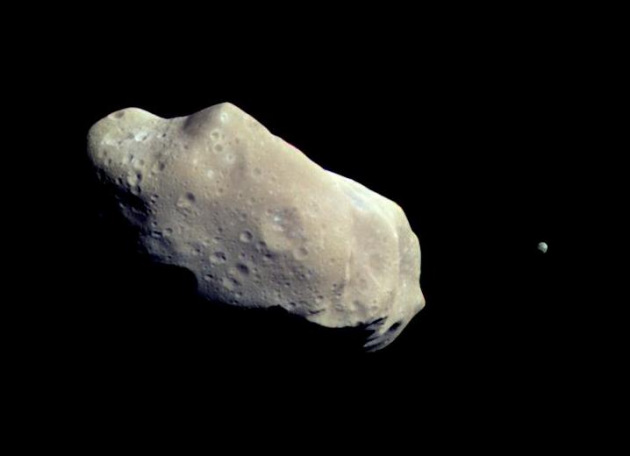L'asteroide 243 Ida, fotografato nel 1993 dalla sonda Galileo, da 10.500 km di distanza.