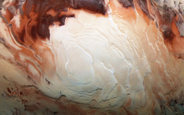 Il polo sud di Marte fotografato dalla sonda Mars Express Orbiter: la regione bianca è la calotta di ghiaccio d'acqua e anidride carbonica, di circa 3 km di spessore per 350 km di diametro. I dati radar della sonda hanno rivelato, senza possibilità di errore, una vasta distesa di acqua liquida in profondità.|ESA / DLR / FU Berlin / Bill Dunford