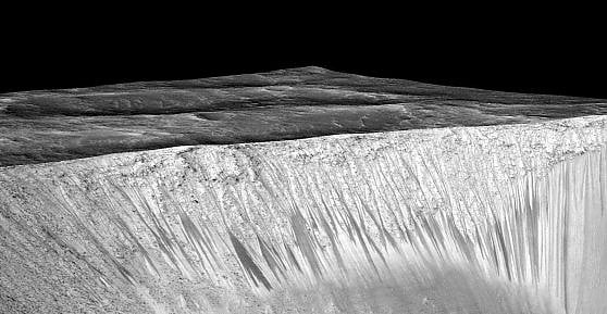 Un cratere marziano, con i canali che potrebbero essere stati scavati un tempo dall'acqua